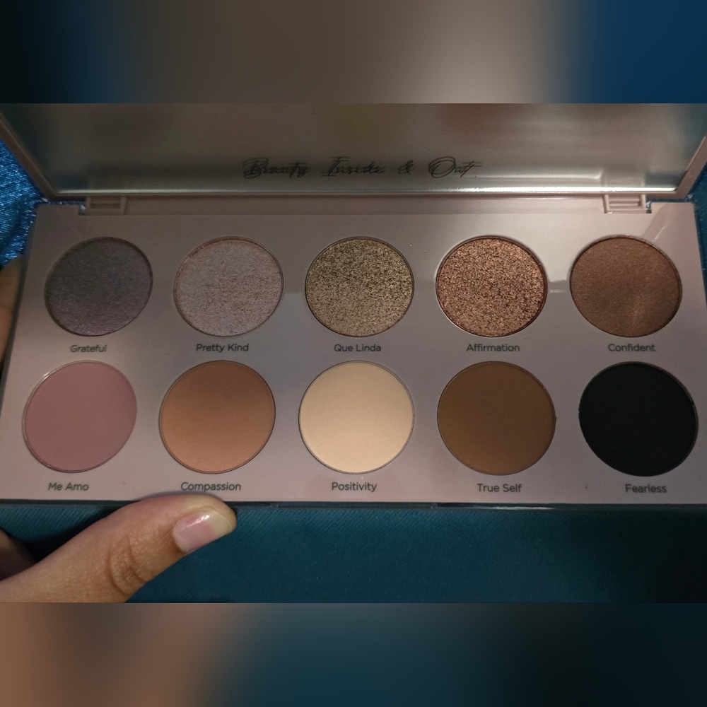 Dominique Cosmetics Essential Palette